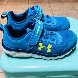 Pre-Owned little boys Under Armour shoes size 1.5.
